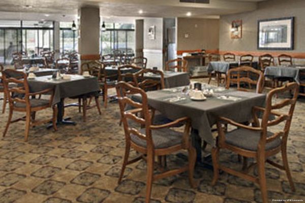Howard Johnson Plaza Green Bay WI